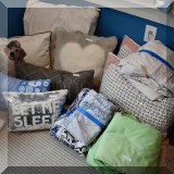D09. Decorative pillows. 